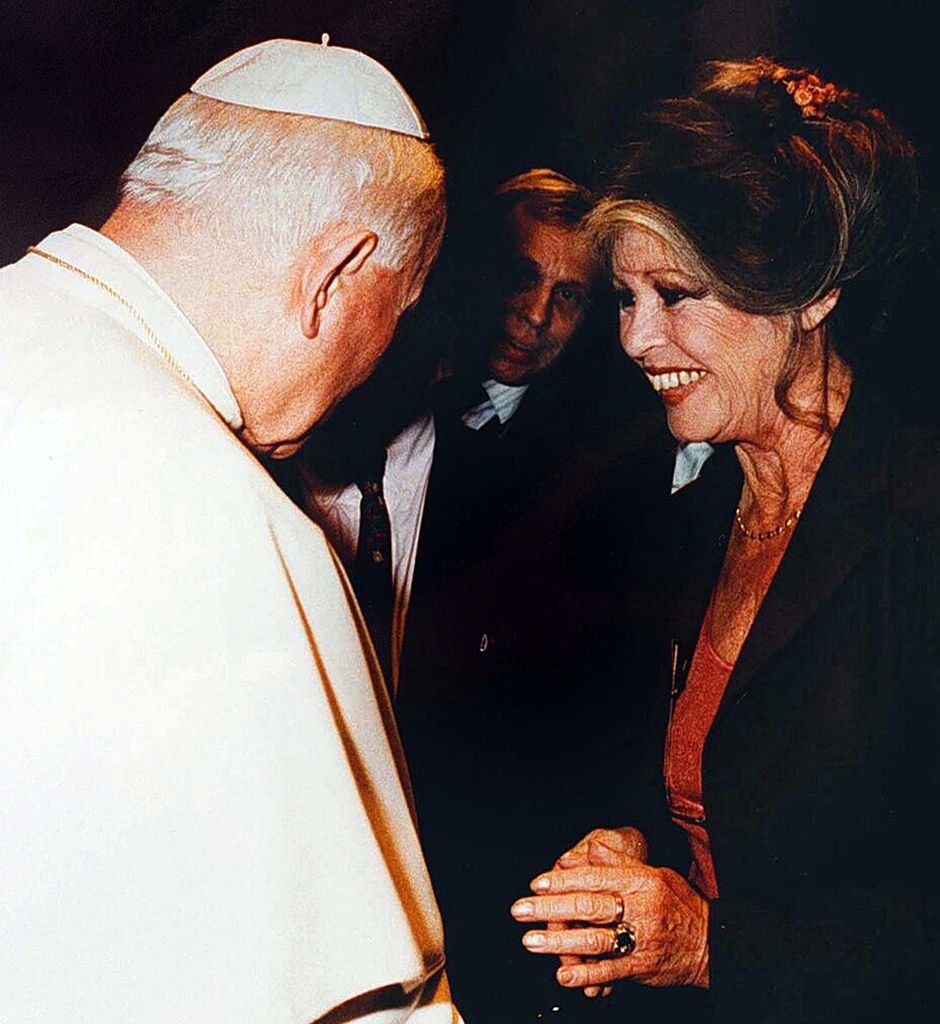 le pape Jean-Paul II rencontre Brigitte Bardot | Getty Images le pape Jean-Paul II rencontre Brigitte Bardot | Getty Images