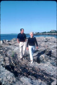 Barbara Bush and George H. W. Bush in  August 1983 in Kennebunkport, ME | Photo: Getty Images