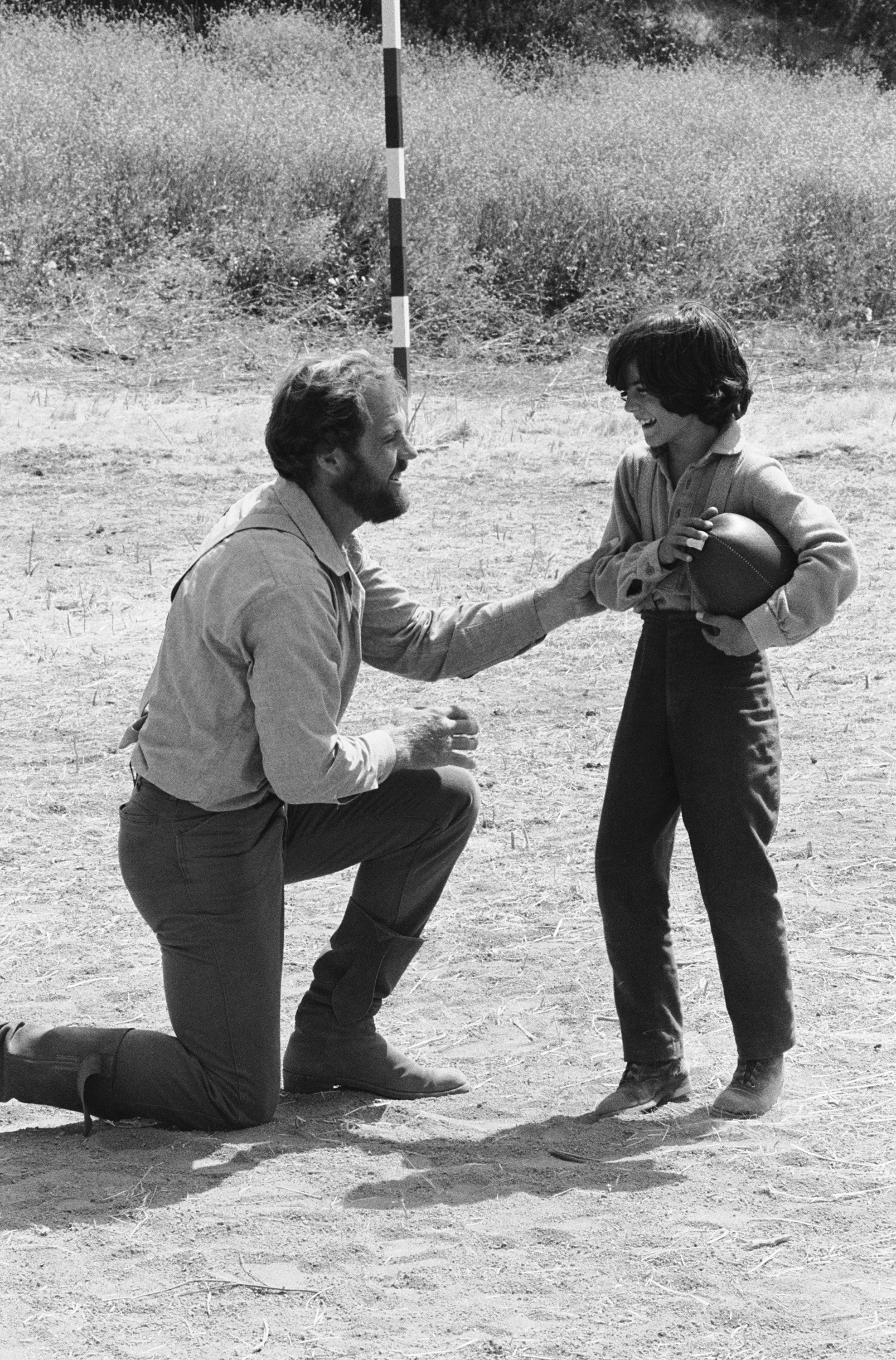 Matthew Labyorteaux and Merlin Olsen on the "Little House on the Prairie" set on September 25, 1978 | Source: Getty Images