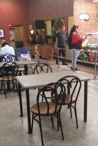 Mujer en restaurante de comida rápida | Foto: YouTube/ViralHog Mujer en restaurante de comida rápida | Foto: YouTube/ViralHog