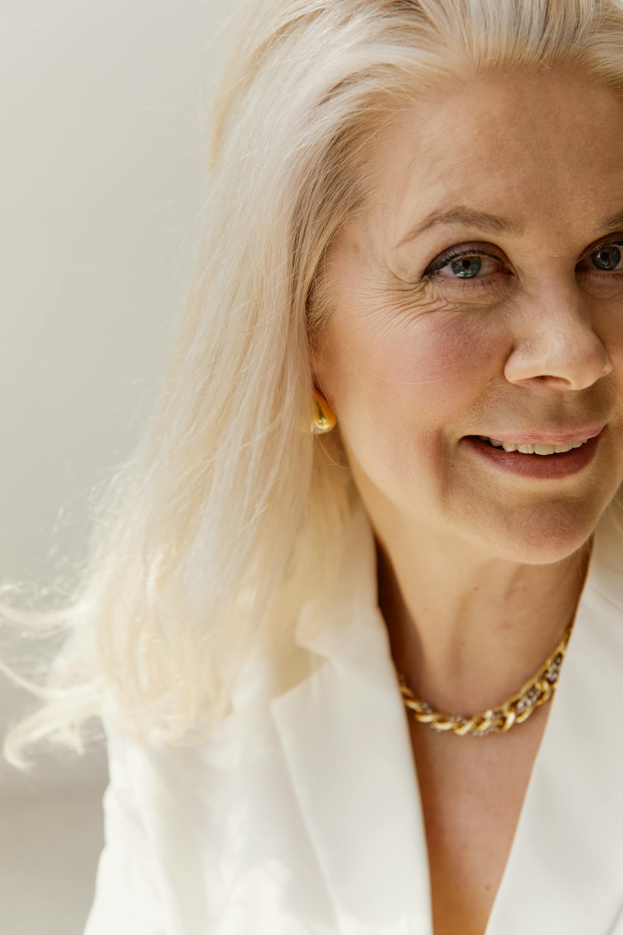 A senior woman smiling | Source: Pexels