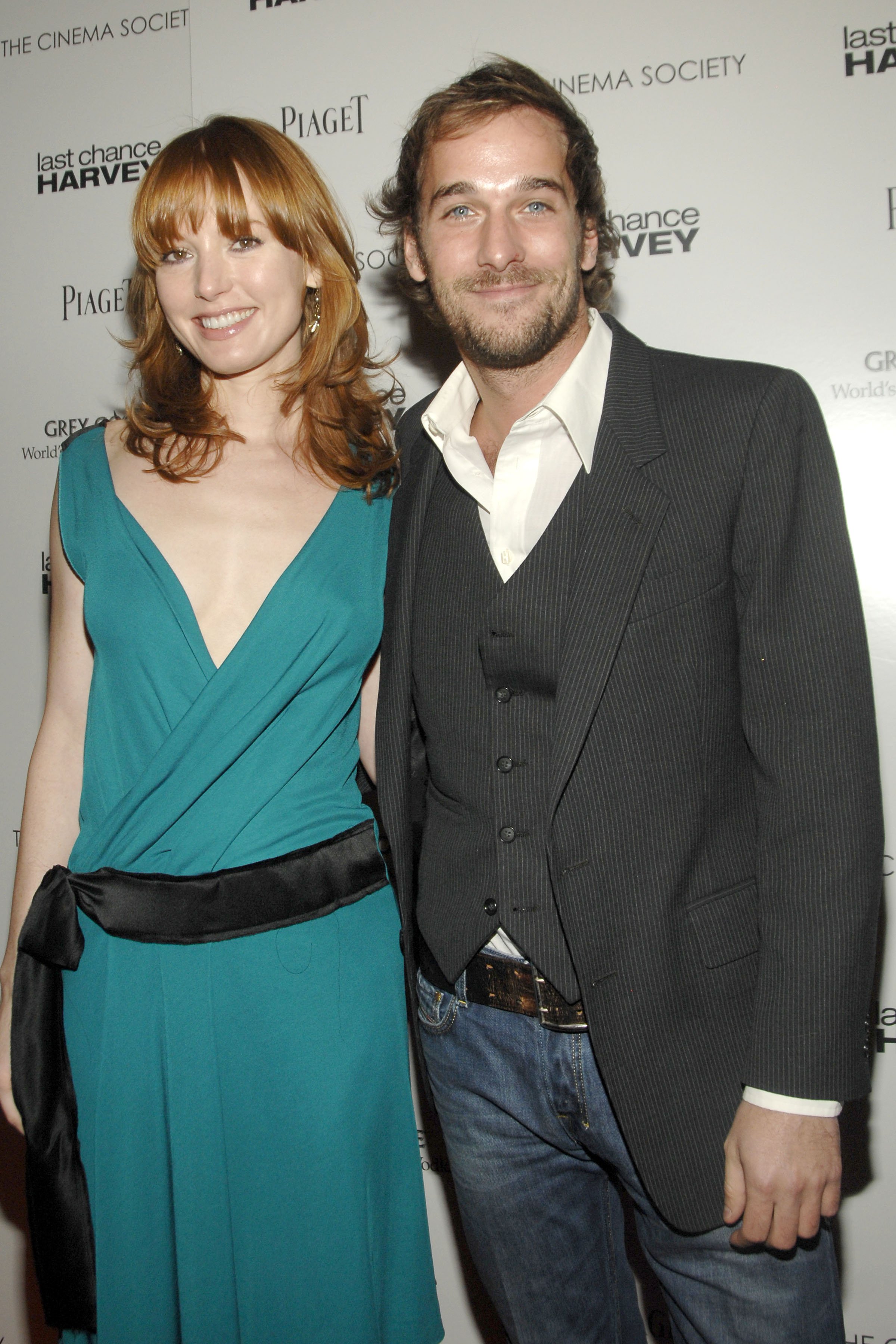 Alicia Witt and Peter Krause pose for a photo at The Cinema Society & Piaget screening of "Last Chance Harvey" at AMC Lincoln Square Broadway on November 19, 2008, in New York City | Source: Getty Images