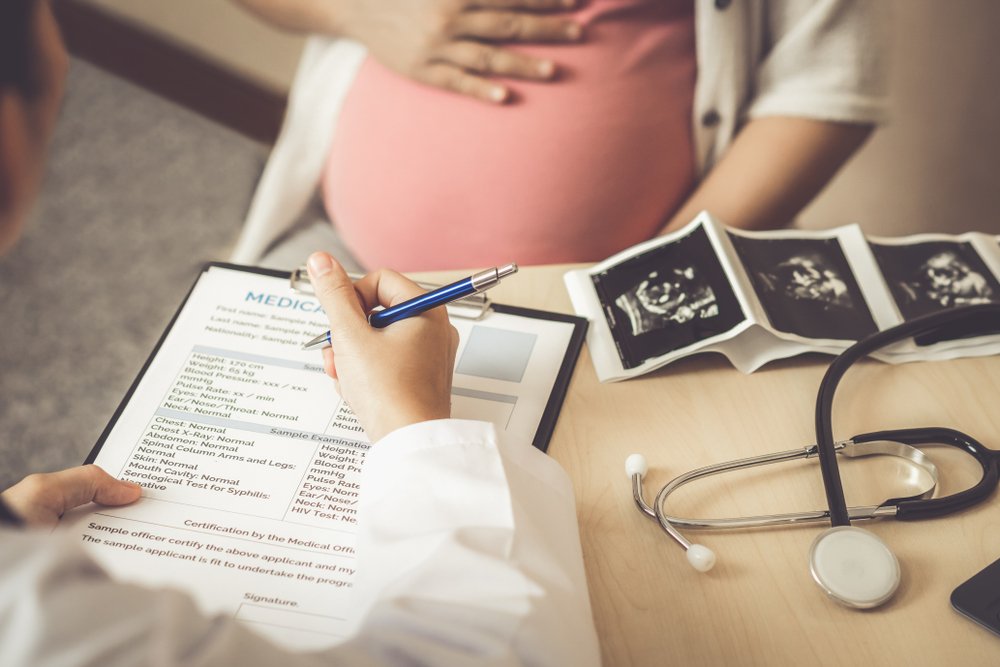 Mujer embarazada en consultorio médico. | Foto: Shutterstock