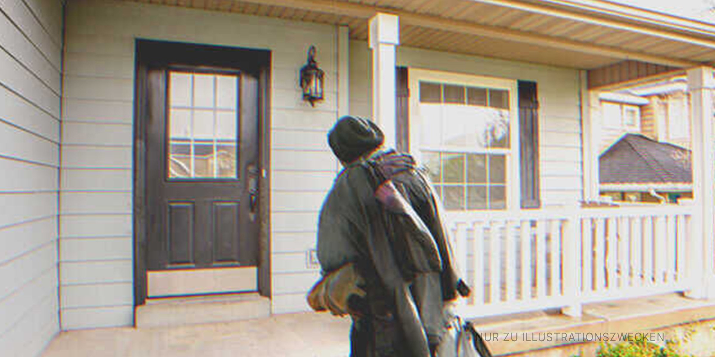Ein obdachloser Mann auf der Veranda eines Hauses | Quelle: Shutterstock