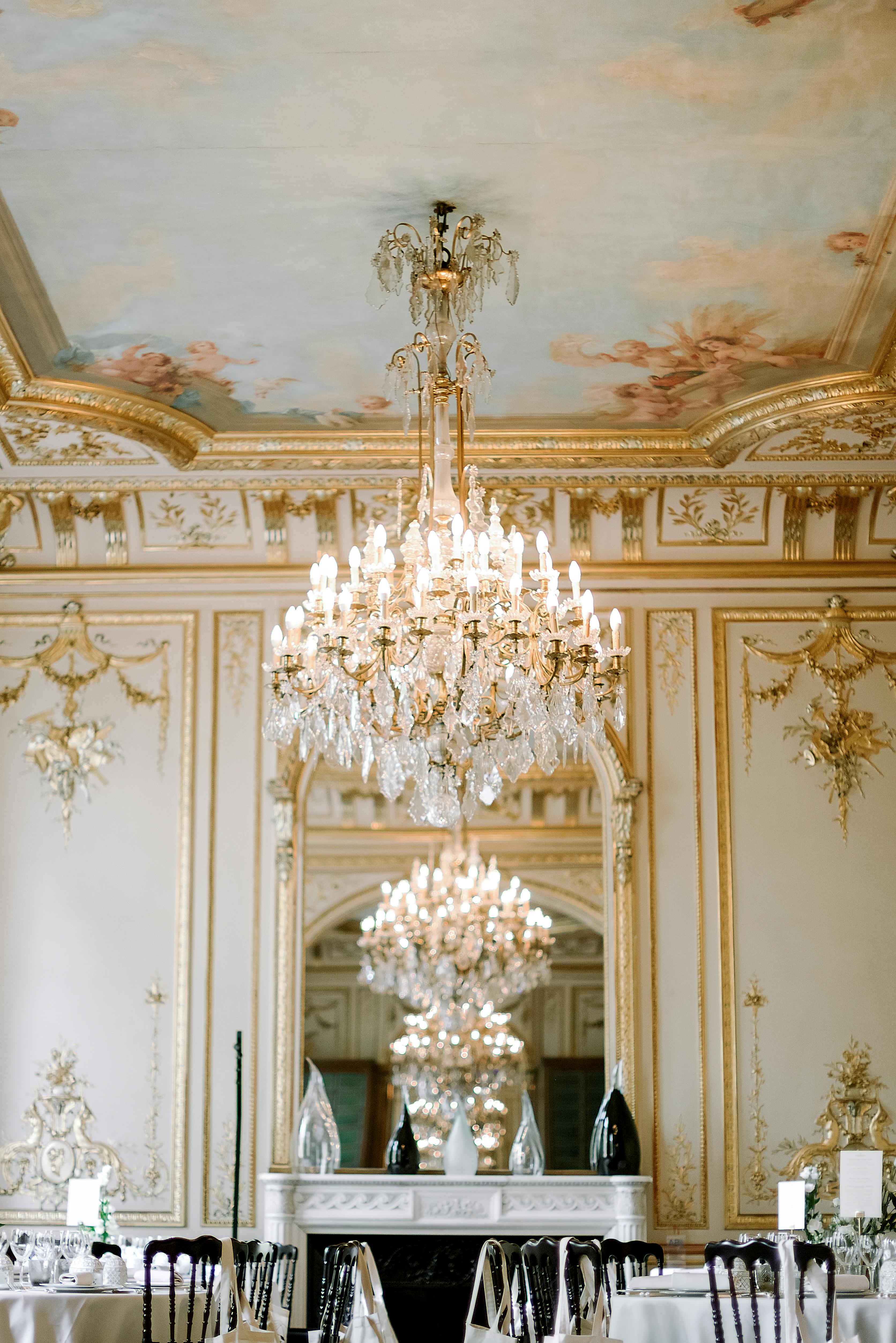 A fancy restaurant with crystal chandeliers | Source: Pexels