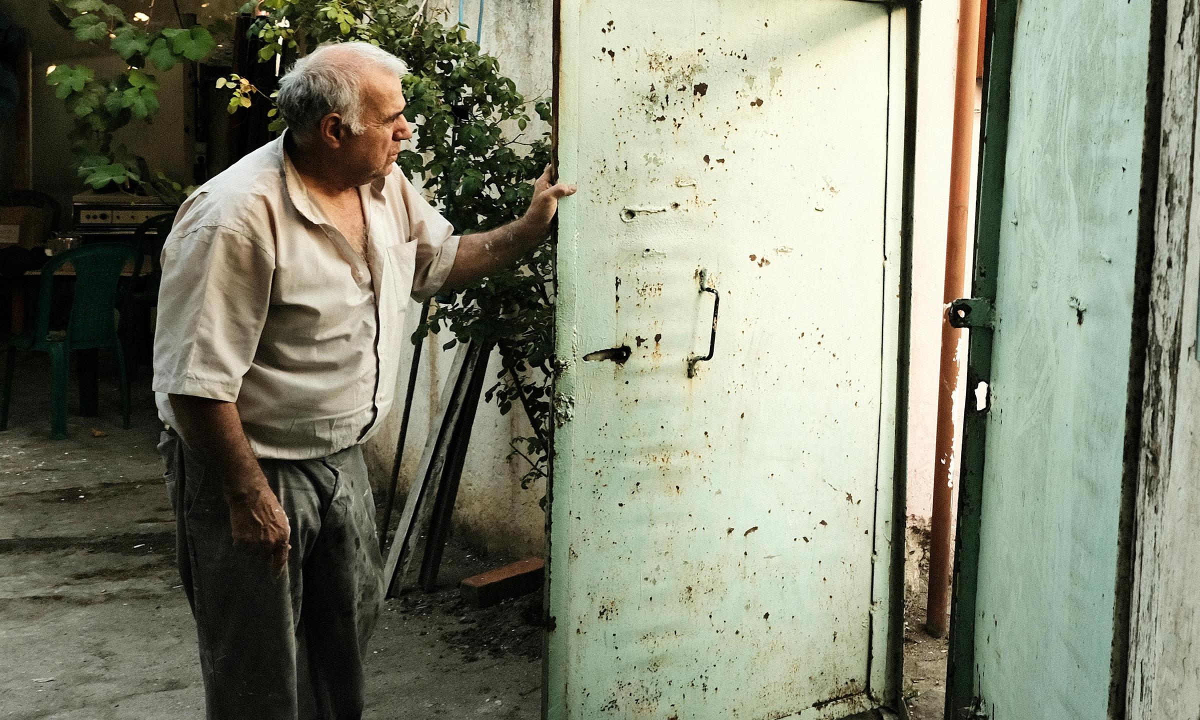 Ben opening the door, surprised to see Alex standing there | Source: Pexels