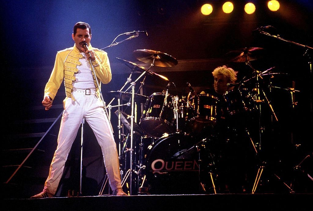 Freddie Mercury sur scène lors d'un concert de "Queen". l Source : Getty Images