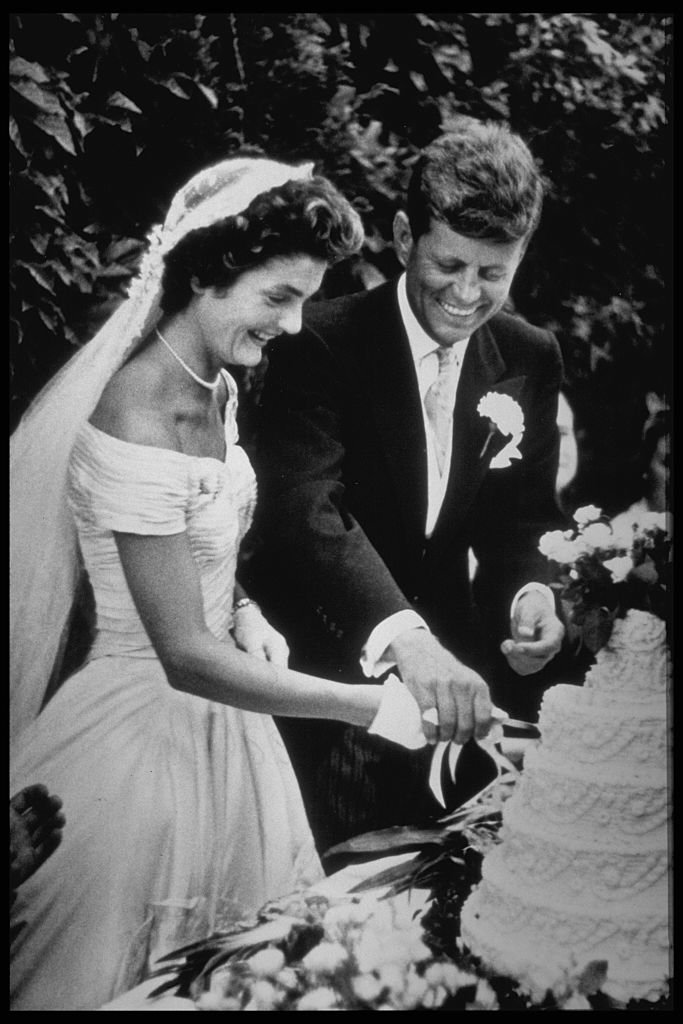 Jackie and John Kennedy cut their wedding cake in 1953 | Source: Getty Images