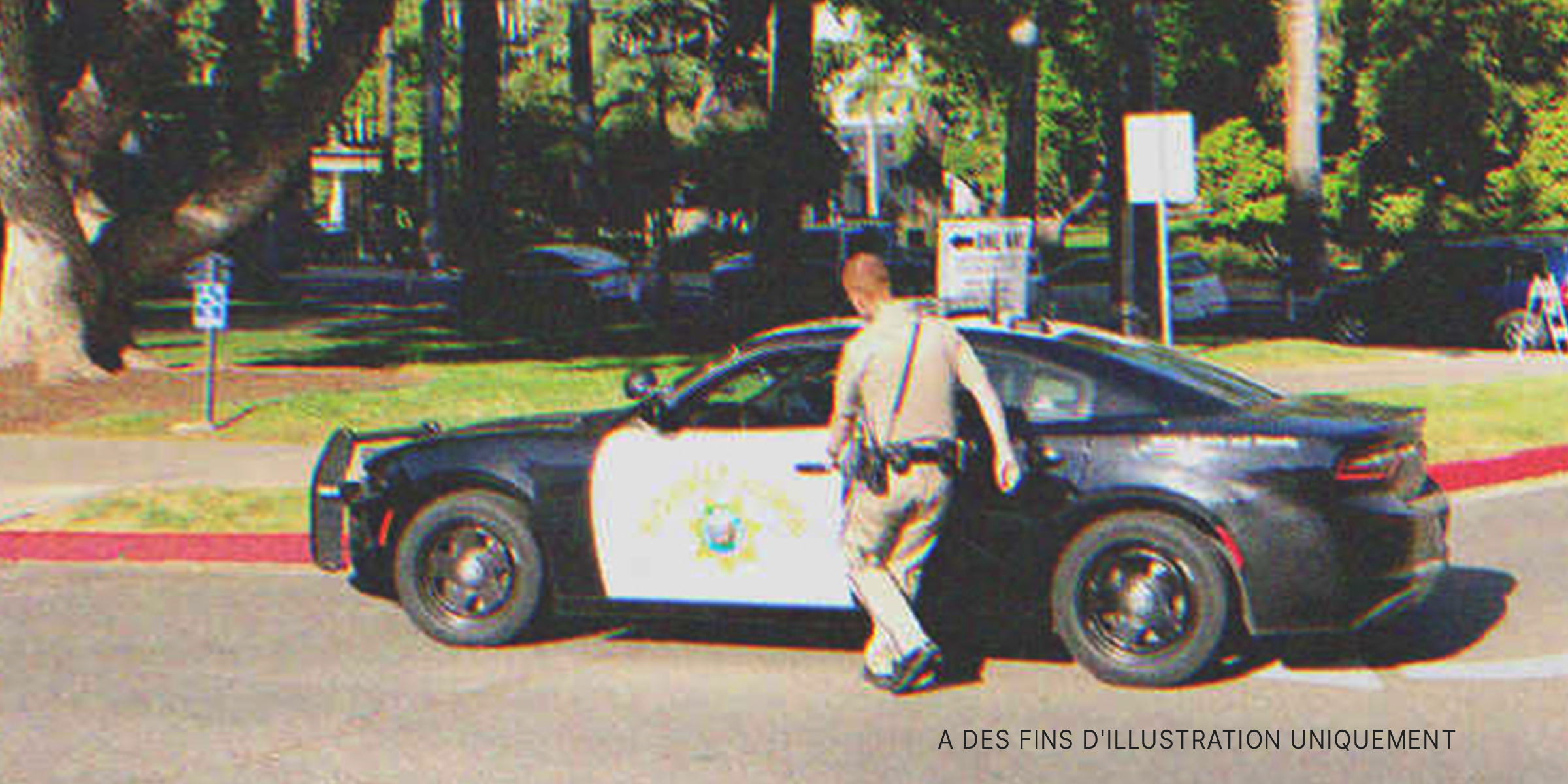 Un policier entrant dans son véhicule de service | Source : Shutterstock.com