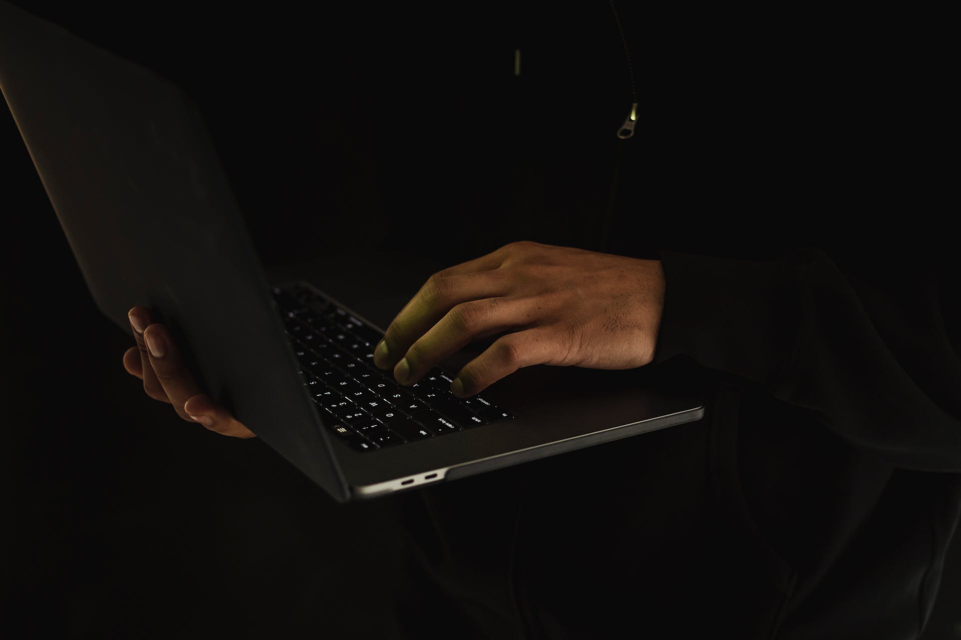 A person using a laptop in the dark | Source: Pexels