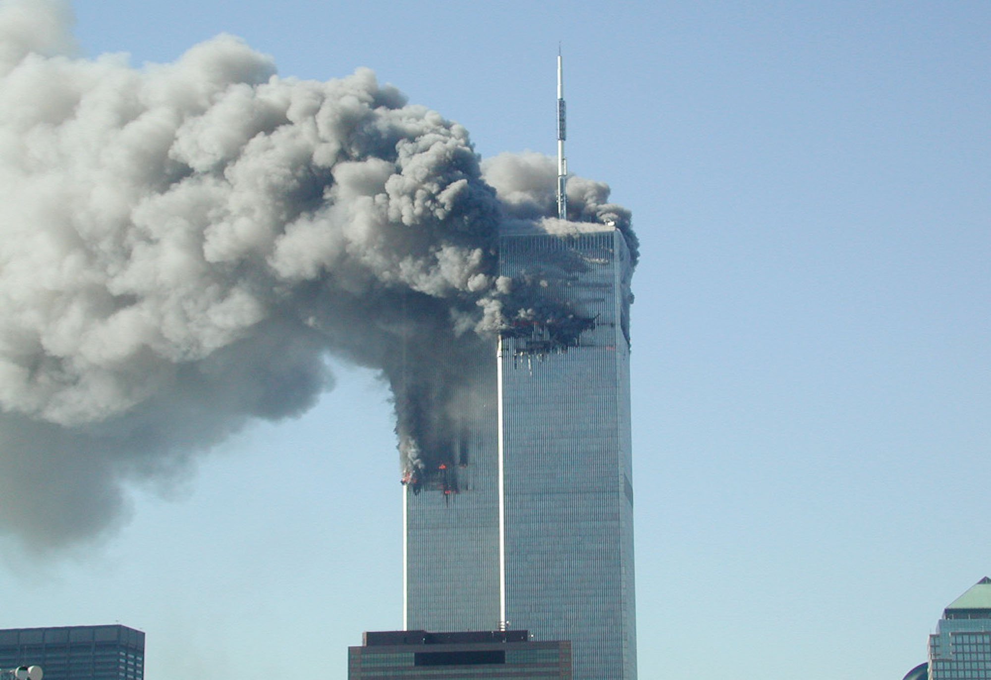 Rauch steigt aus dem World Trade Center, nachdem es am 11. September 2001 in New York City von zwei Flugzeugen getroffen wurde. | Quelle: Getty Images