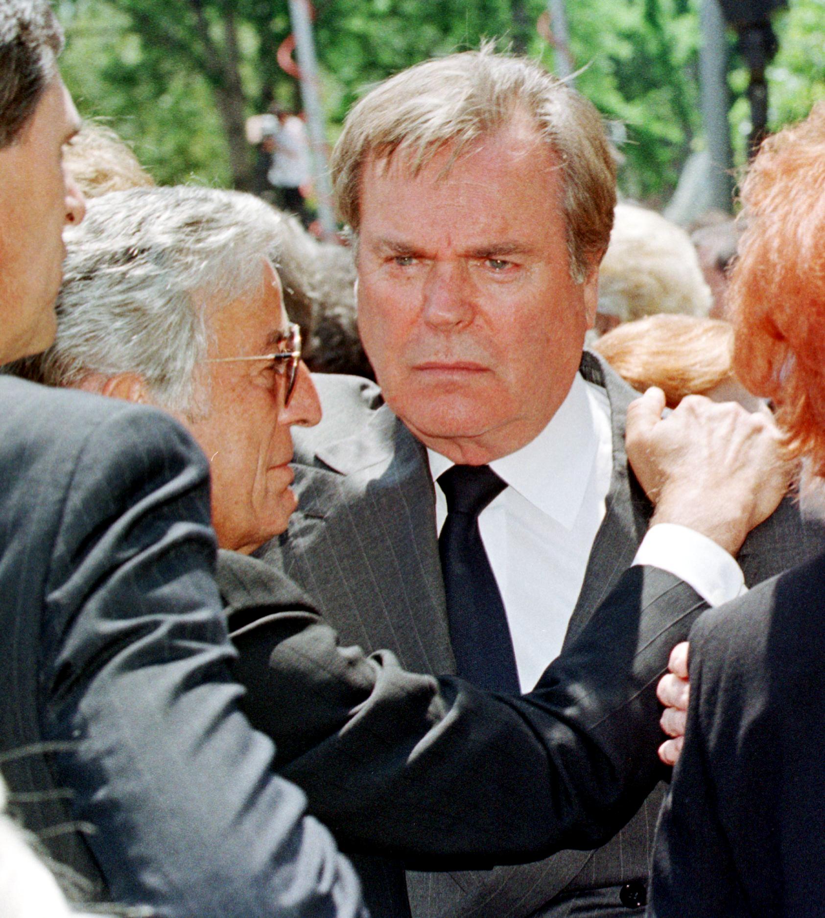 Tony Bennett hugs Robert Wagner in Beverly Hills in 1998 | Source: Getty Images 