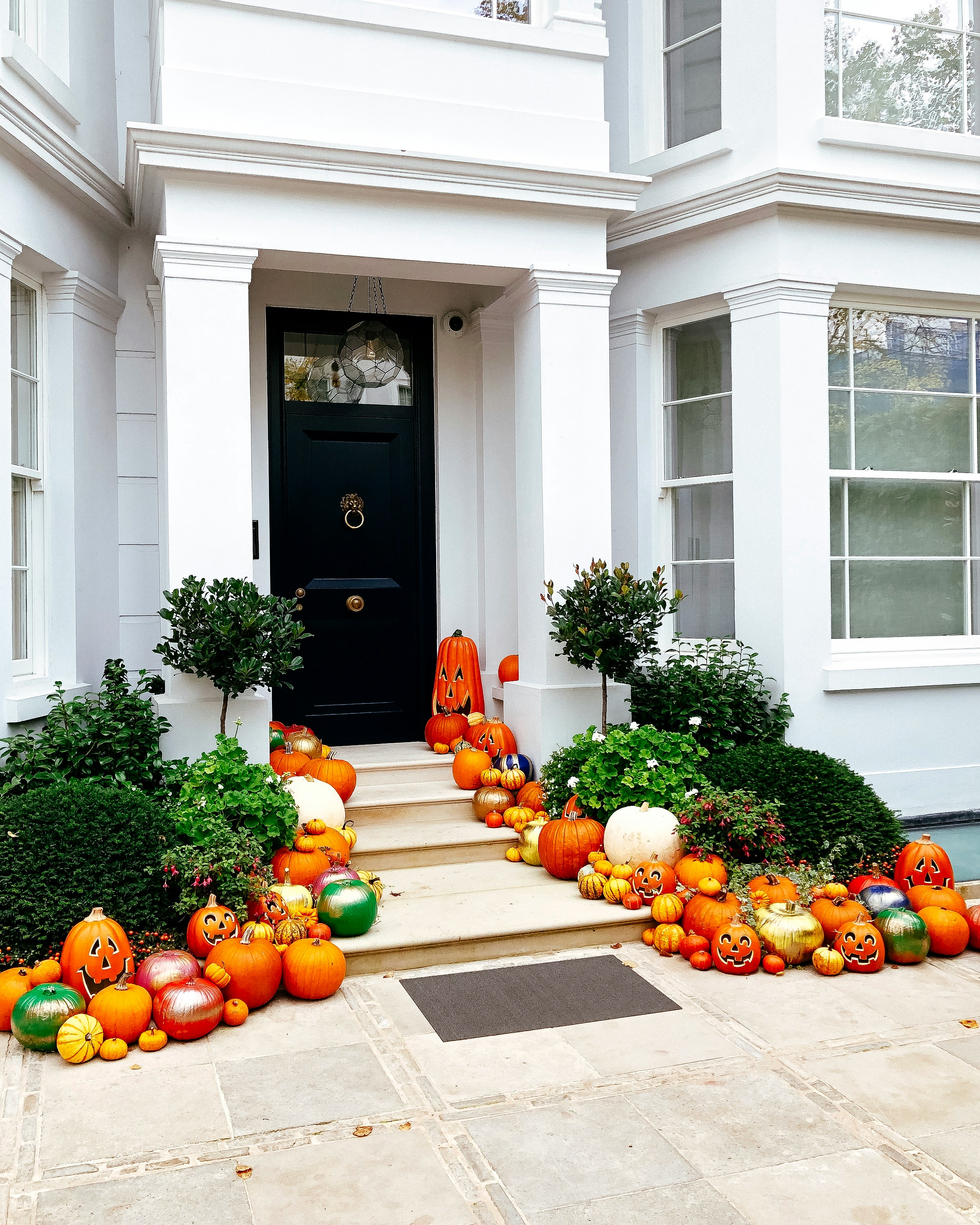 A house with Halloween decorations | Source: Unsplash