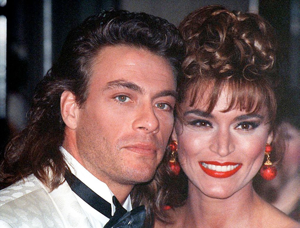 Jean-Claude Van Damme et Darcy LaPier le 23 janvier 1993 à Beverly Hills. l Source : Getty Images