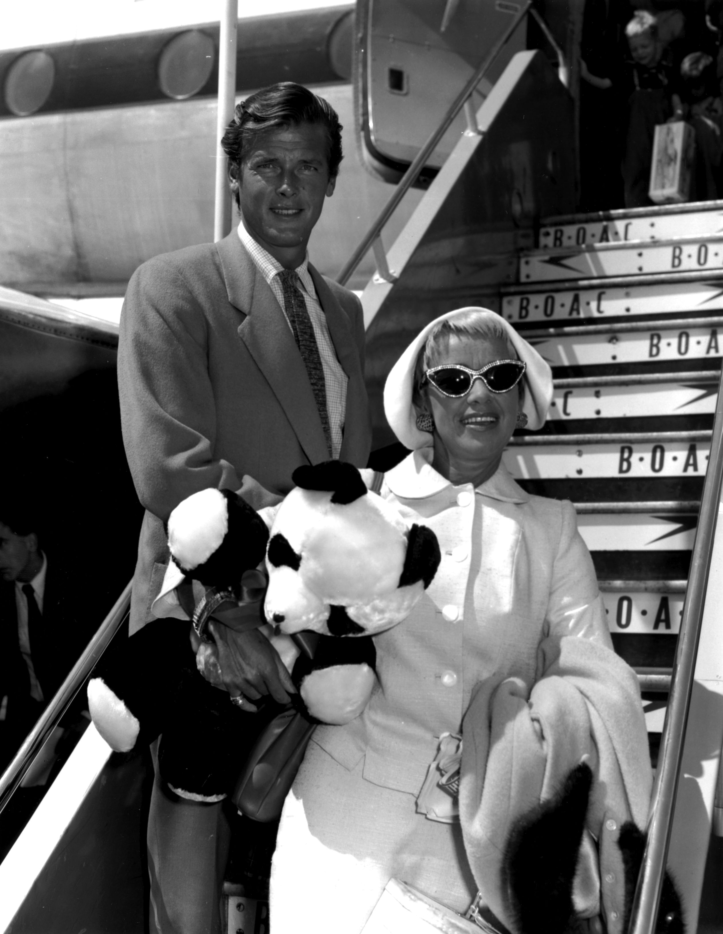 Welsh singer Dorothy Squires arriving on vacation at London Airport with actor Roger Moore on June 20, 1957 | Source: Getty Images