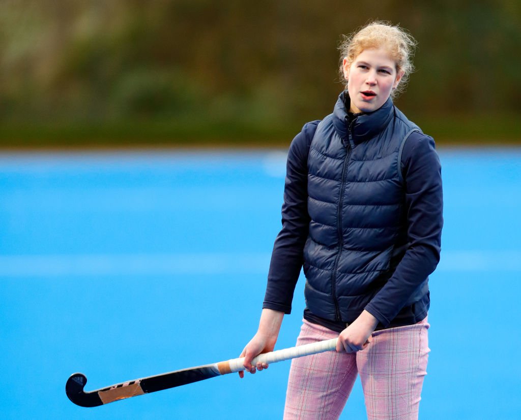 Lady Louise Windsor joue au hockey alors qu'elle assiste à une session de formation de l'équipe de hockey d'Angleterre au Bisham Abbey National Sports Center le 7 janvier 2020 à Marlow, Angleterre. | Photo : Getty Images