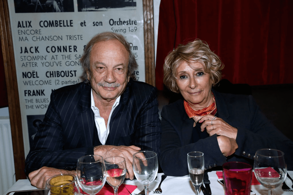  Patrick Chesnais et son épouse Josiane Stoléru participent au Dîner en l'honneur de Nathalie Baye à la Chope des Puces le 30 avril 2018 à Saint-Ouen, France. | Photo : Getty Images