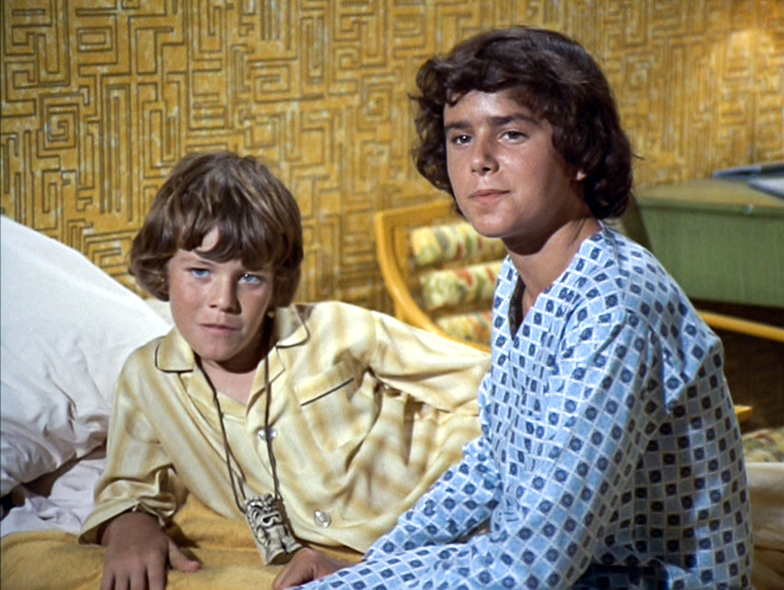 Mike Lookinland as Bobby Brady and Christopher Knight as Peter Brady in "The Brady Bunch" episode, "Hawaii Bound," aired on September 22, 1972 | Source: Getty Images