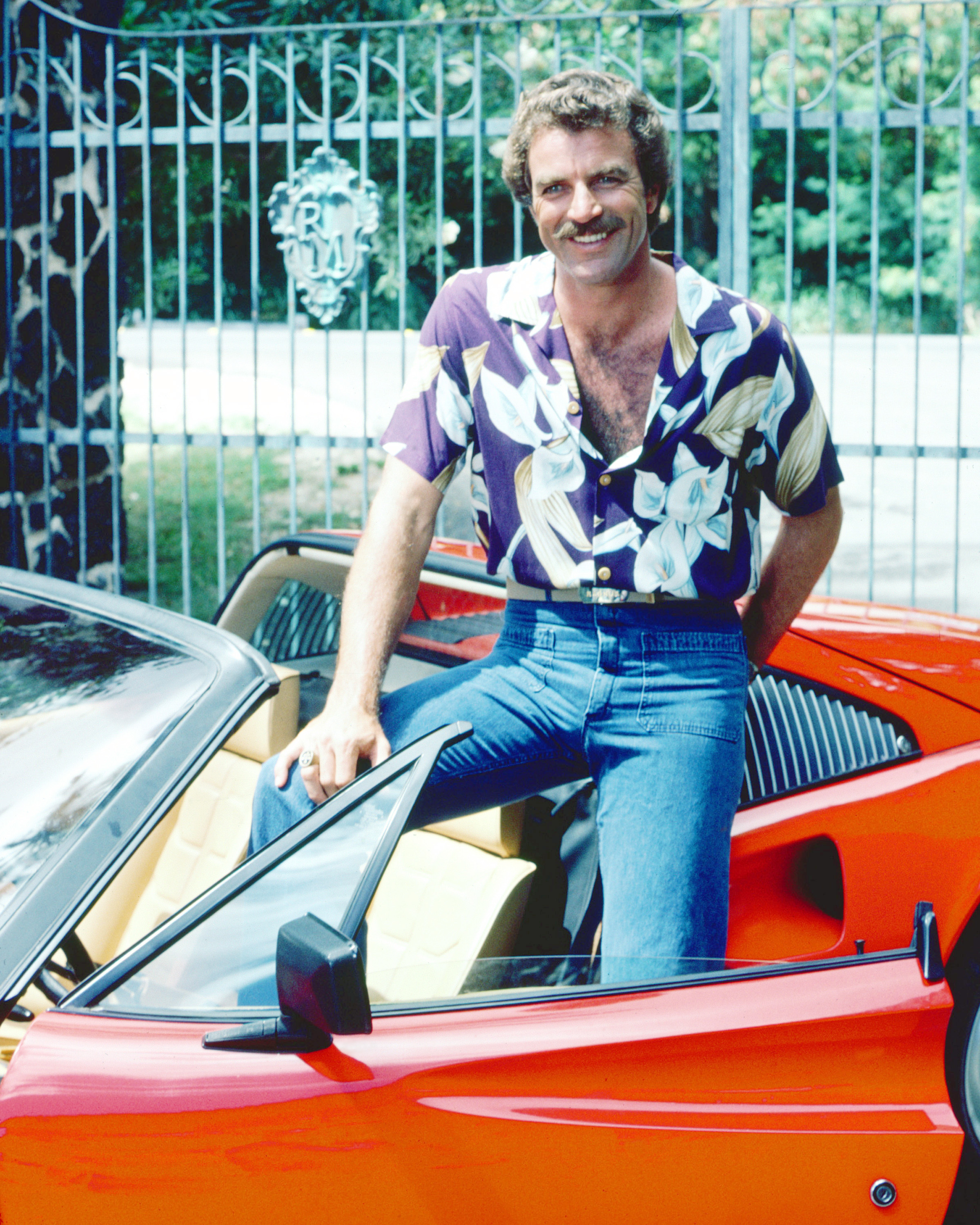 Tom Selleck como el investigador protagonista de la serie de televisión 'Magnum, P.I.', hacia 1985. | Foto: Getty Images