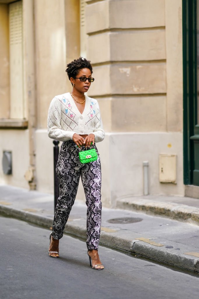 Une femme qui porte un gilet court. | Photo : Getty Images
