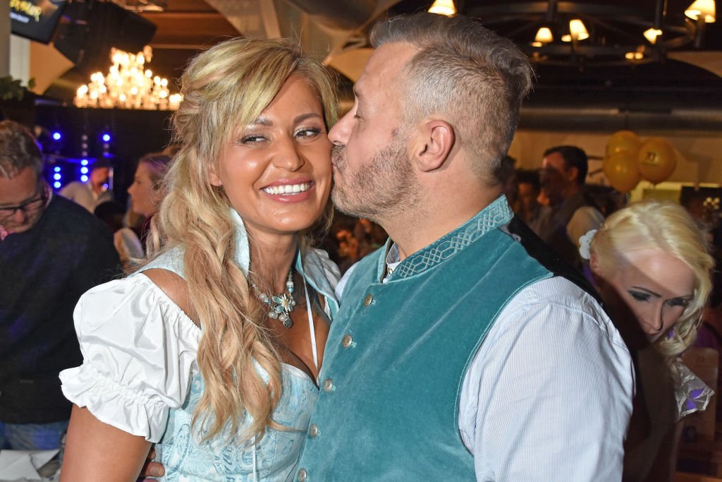 Jasmin Herren und Willi Herren während der Angermaier Trachten-Nacht im Hofbraeuhaus am 30. August 2018 in Berlin. | Quelle: Getty Images