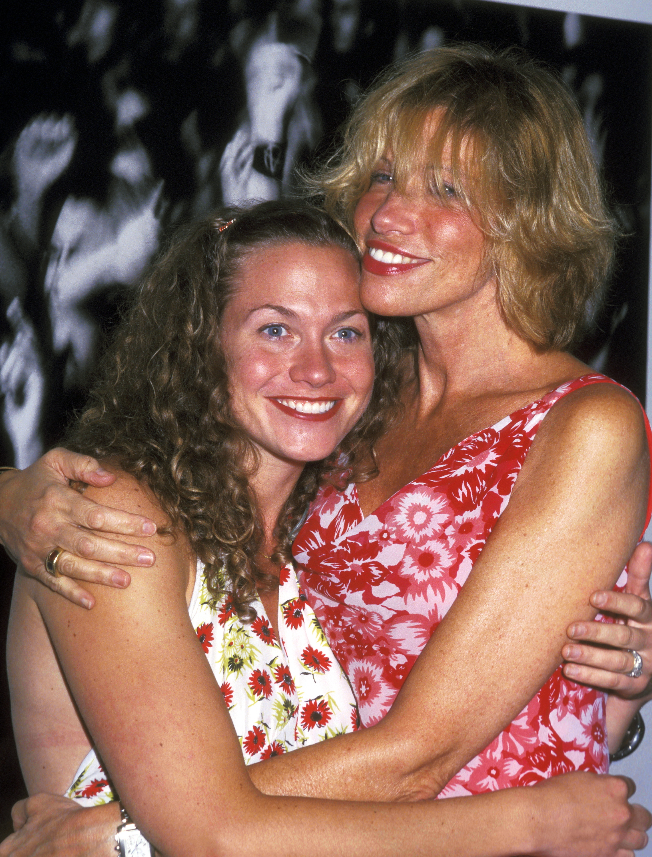 Musician Carly Simon and daughter Sally Taylor attend the cocktail party to celebrate Melissa Auf der Maur's photo exhibiton "The Kids Are Alright" on July 24, 2002, at Sotheby's in New York City. | Source: Getty Images