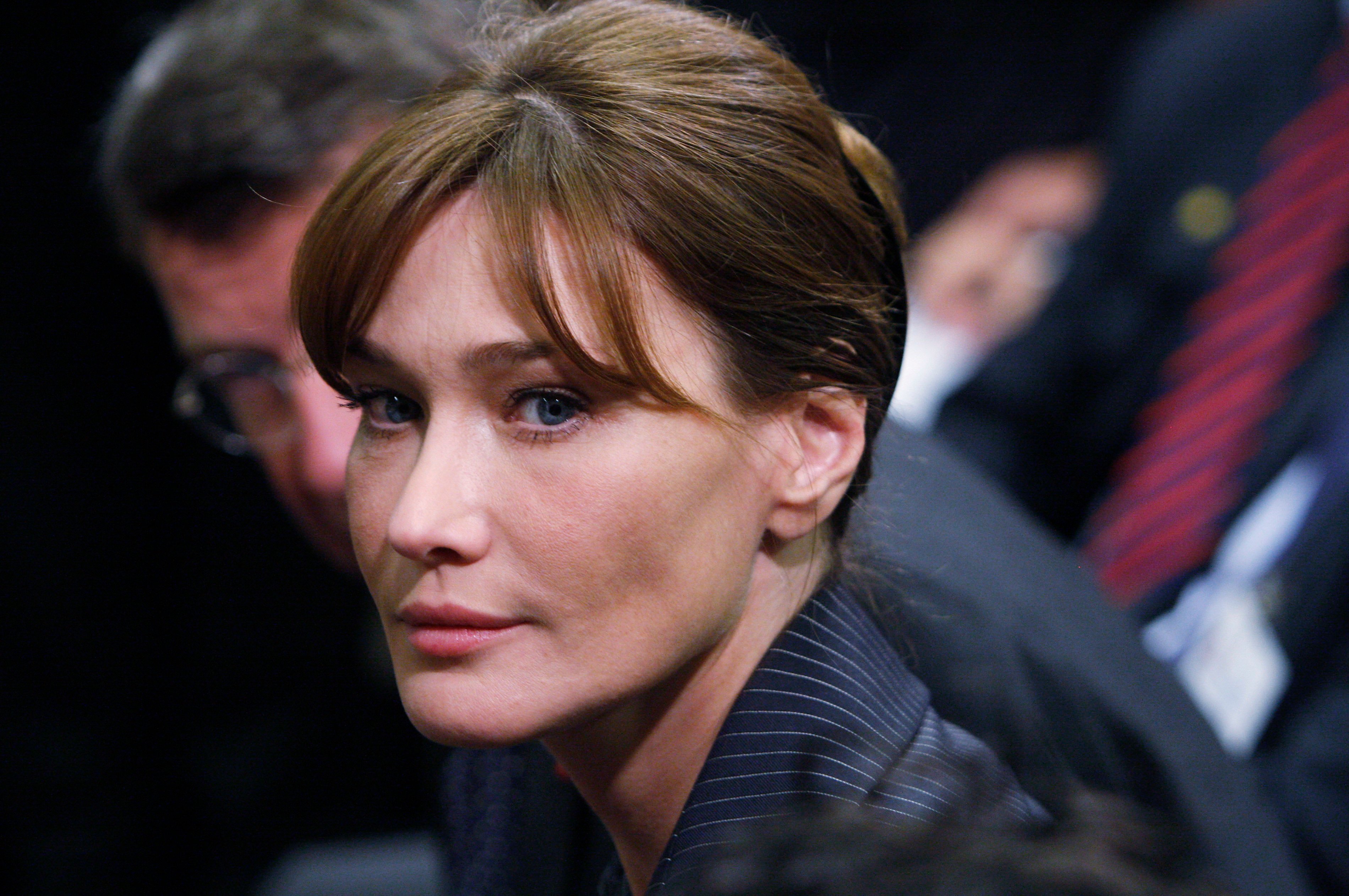 Carla Bruni-Sarkozy, épouse du président français Nicolas Sarkozy, assiste à une conférence de presse pour son mari à New York. | Photo : Getty Images Carla Bruni-Sarkozy, épouse du président français Nicolas Sarkozy, assiste à une conférence de presse pour son mari à New York. | Photo : Getty Images