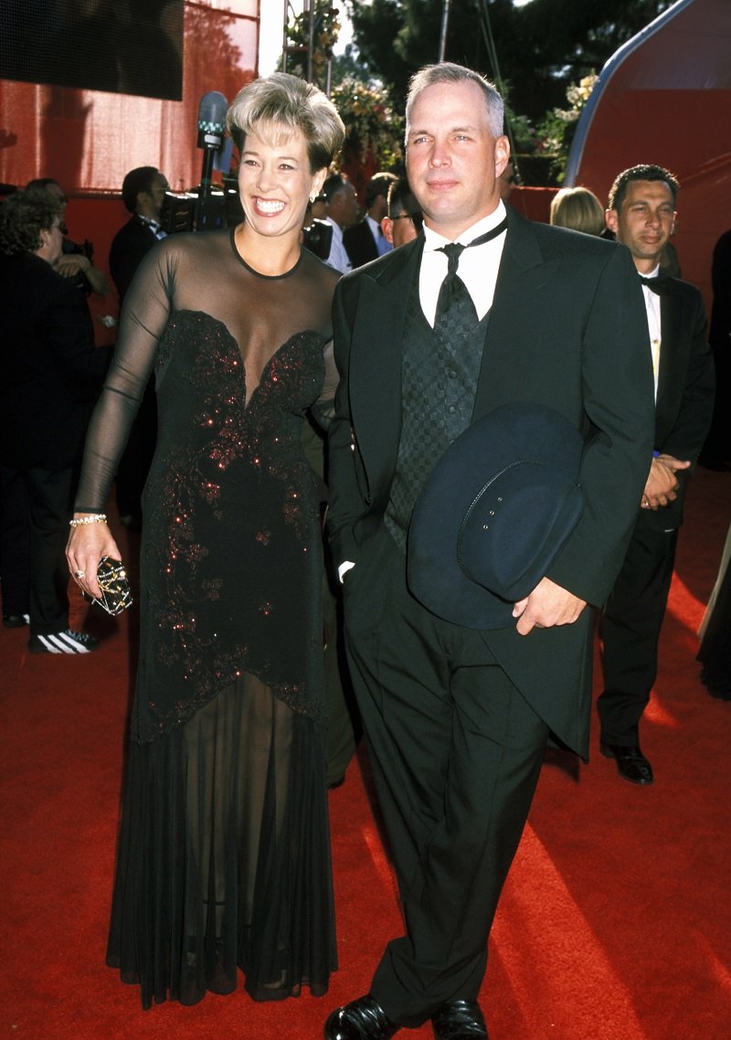 Sandy Mahl and Garth Brooks at Shrine Auditorium in Los Angeles, California on March 26, 2000 | Photo: Getty Images
