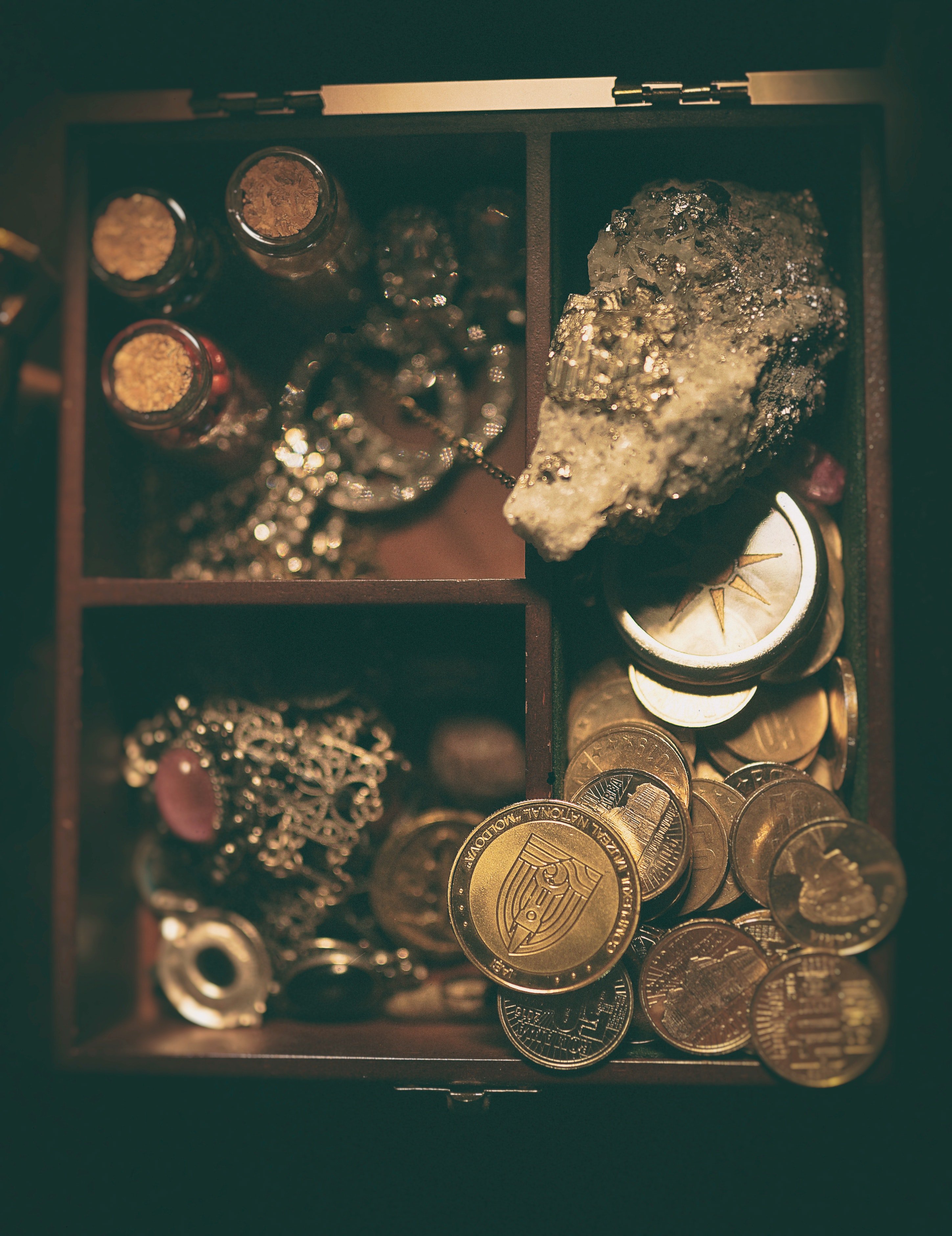 Lexi found gold jewelry and coins. | Source: Pexels