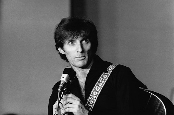 Le chanteur français Hugues Aufray sur scène. | Photo : Getty Images