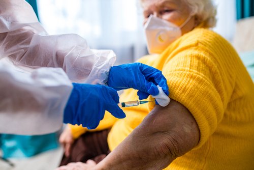 Mujer de la tercera edad recibe la vacuna contra el covid-19. | Foto: Shutterstock