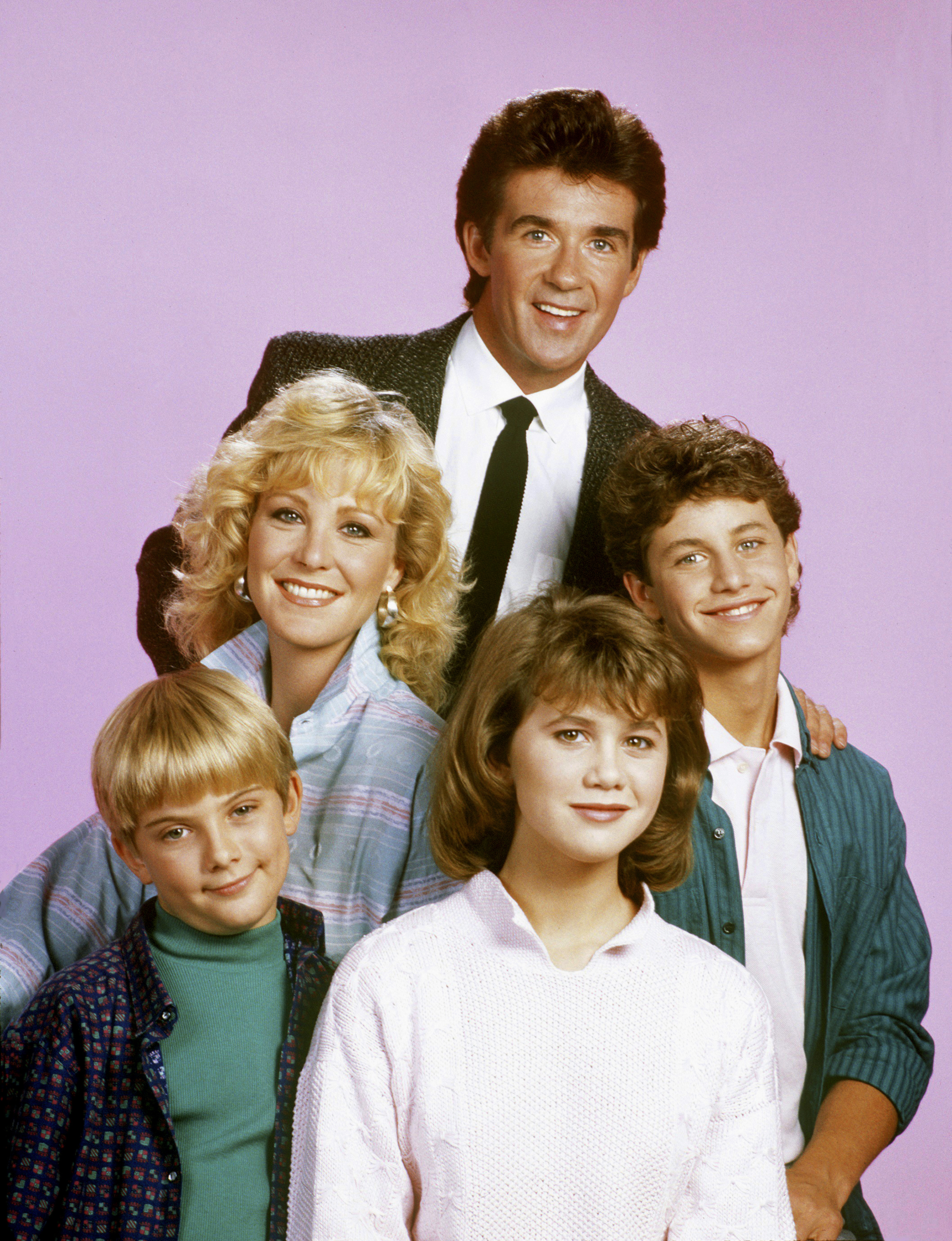 Pictured from back: Alan Thicke (as Jason); Joanna Kerns (as Maggie), Kirk Cameron (as Mike); Jeremy Miller (as Ben), Tracey Gold (as Carol) in the sitcom "Growing Pains" on September 30, 1986 | Source: Getty Images