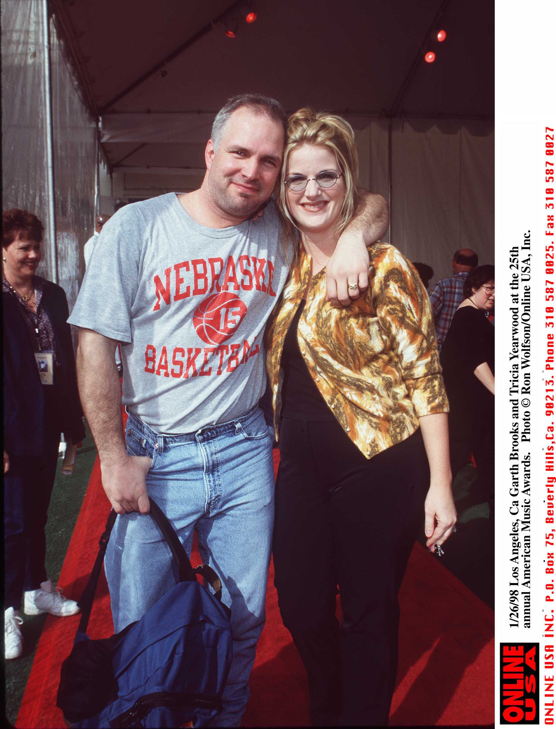 Garth Brooks and Trisha Yearwood at the 25th annual American Music Awards on January 26, 1998 in Los Angeles, California | Source: Getty Images