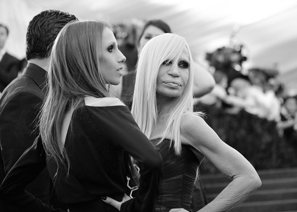 Allegra y Donatella Versace en el Museo Metropolitano de Arte el 5 de mayo de 2014 en la ciudad de Nueva York. | Foto: Getty Images Allegra y Donatella Versace en el Museo Metropolitano de Arte el 5 de mayo de 2014 en la ciudad de Nueva York. | Foto: Getty Images