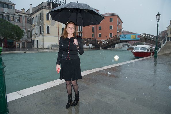 Sarah Ferguson, duchesse d'York, visite les zones inondées à Venise. |Photo : Getty Images. Sarah Ferguson, duchesse d'York, visite les zones inondées à Venise. |Photo : Getty Images.