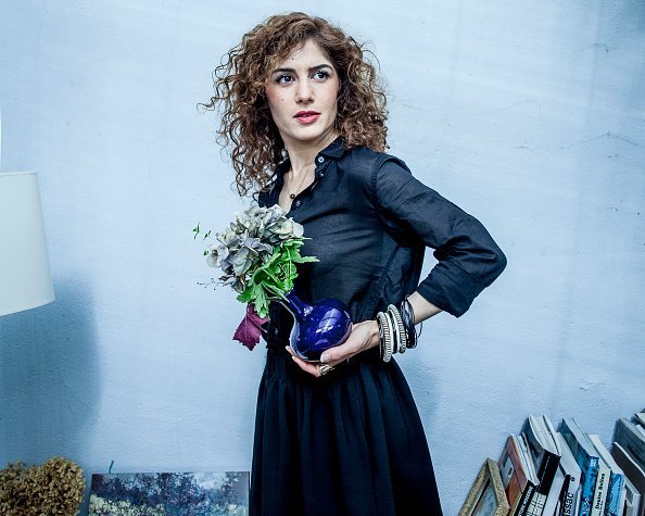 Abnousse Shalmani, écrivain, photographié à Paris | Photo : Getty Images