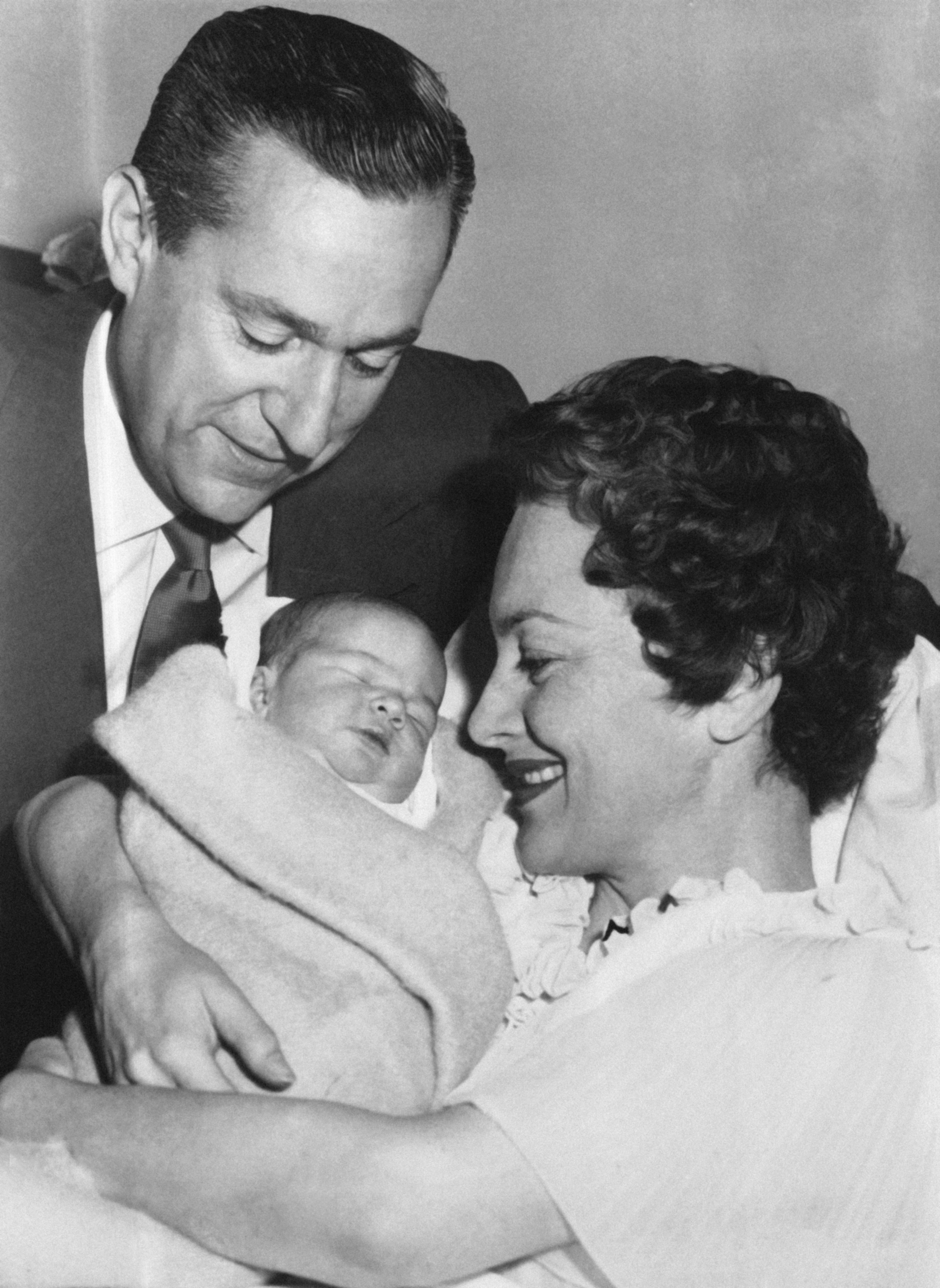 Olivia de Havilland and Pierre Galante welcome their daughter Gisèle in Paris, France, on July 21, 1957. | Source: Keystone-France/Gamma-Rapho/Getty Images