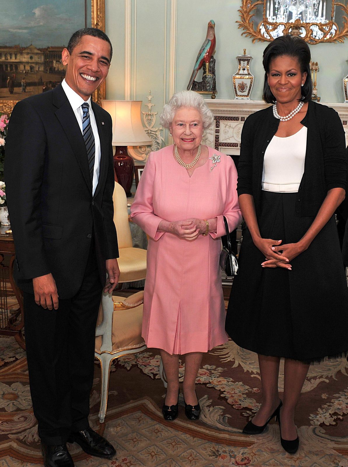 Barack Obama and his wife, Michelle Obama pose with Queen Elizabeth II at a reception at Buckingham Palace on April 1, 2009. | Photo: Getty Images.