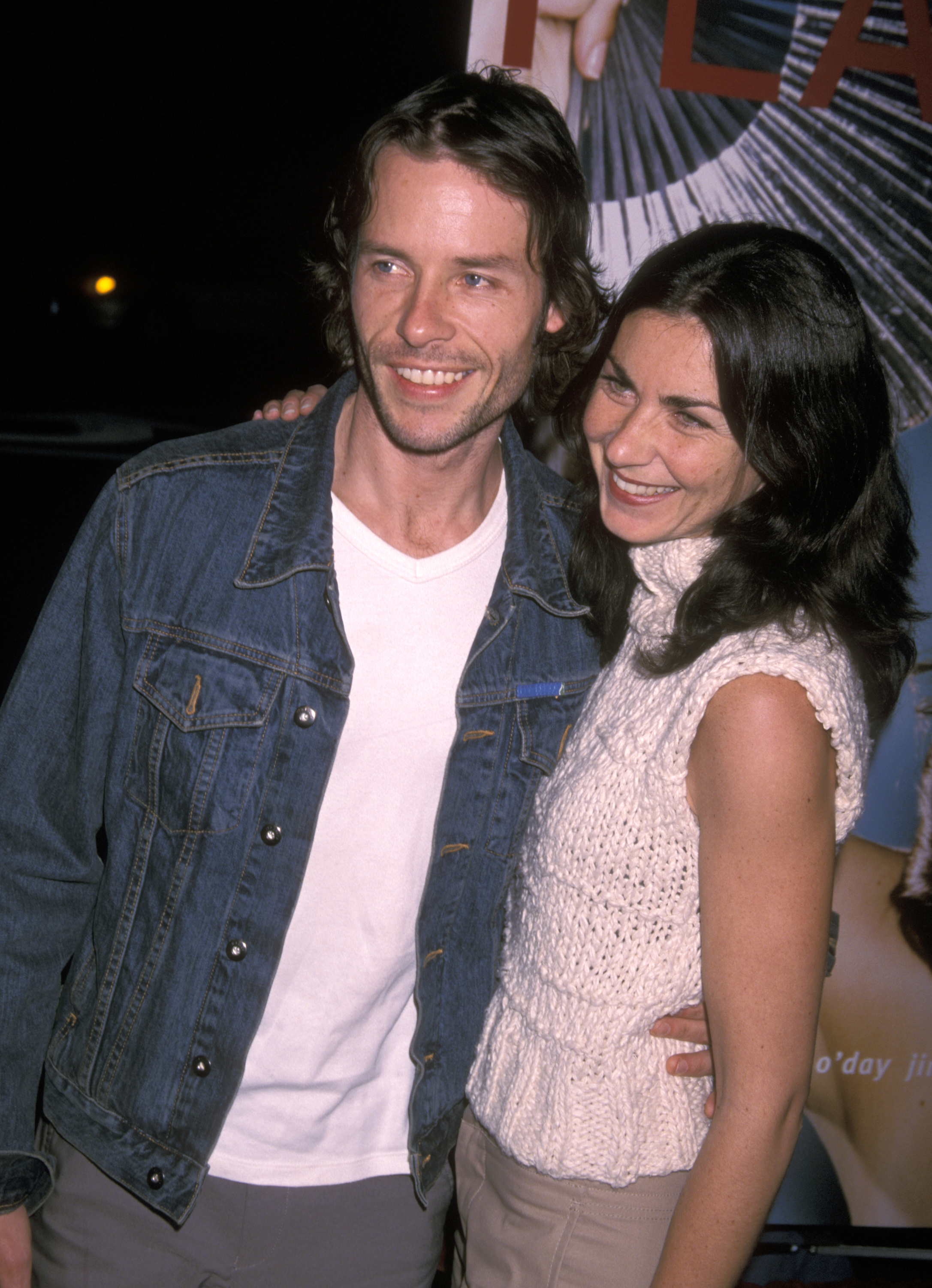 Guy Pearce und Kate Mestitz bei der "Memento"-Premiere in Los Angeles im Regent Showcase Theatre im Jahr 2000 in Los Angeles, Kalifornien | Quelle: Getty Images