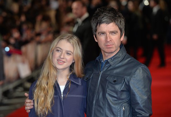 Noel Gallagher et sa fille Anaïs assistent au Vue West End le 28 octobre 2015 à Londres, en Angleterre. | Photo : Getty Images 