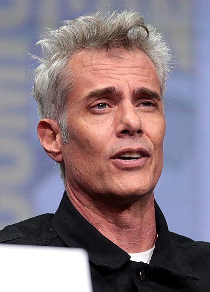  Dana Ashbrook speaking at the 2017 San Diego Comic-Con International. | Source: Wikimedia Commons