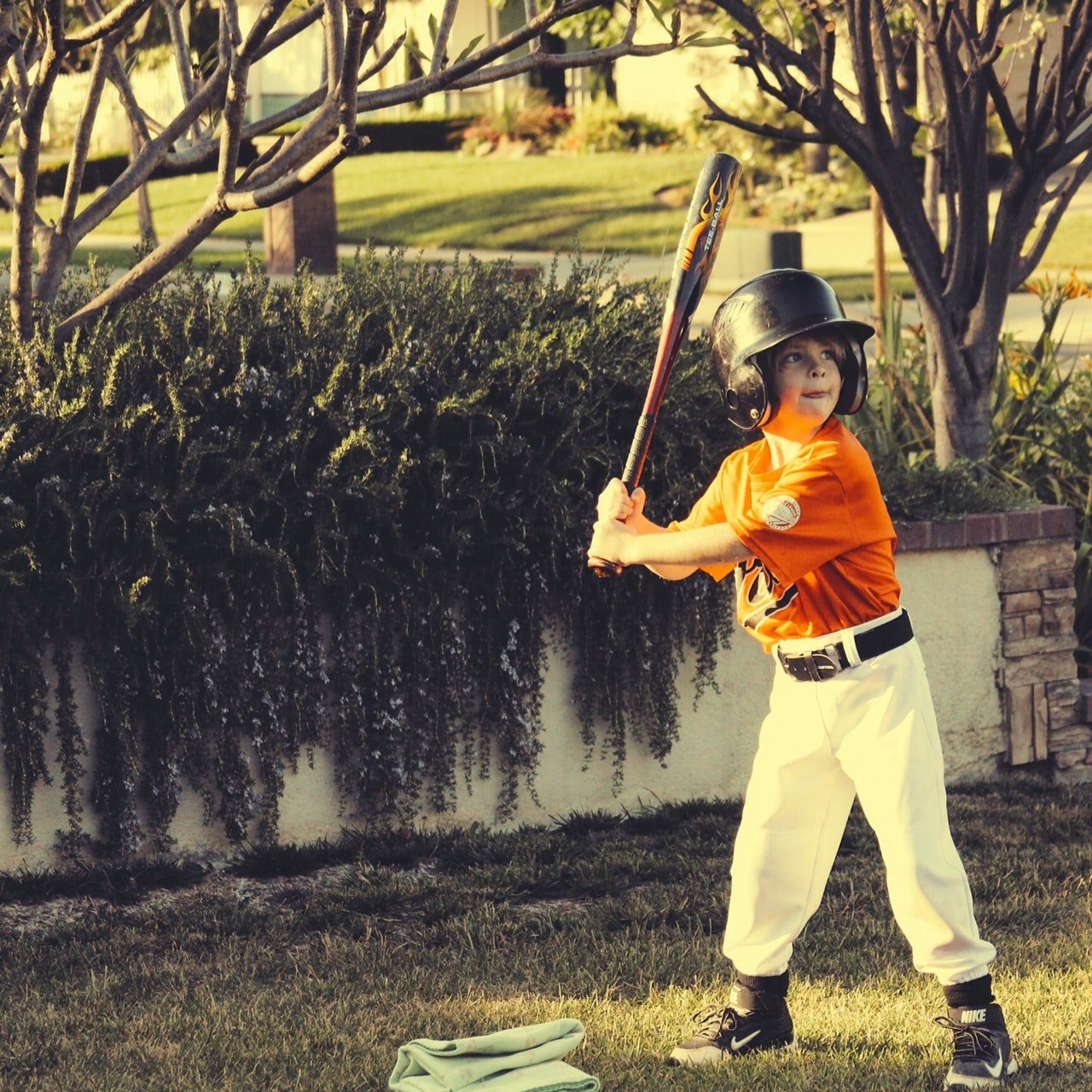 Niño jugando beisbol. | Foto: Pexels