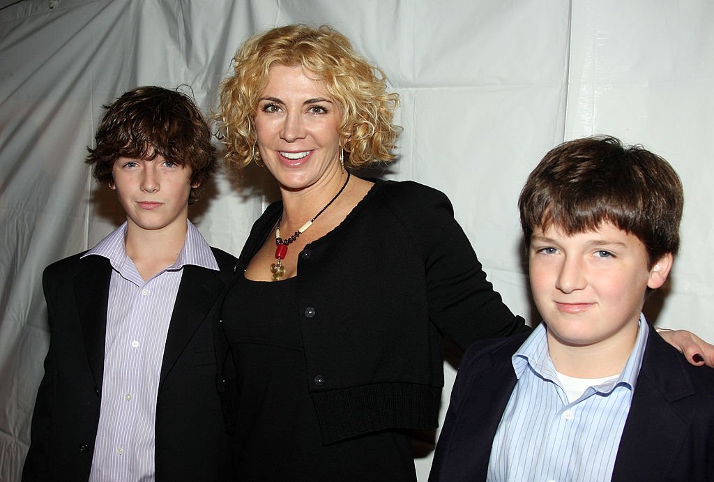 Natasha Richardson con sus dos hijos Micheál y Daniel en noviembre de 2008. | Foto: Getty Images