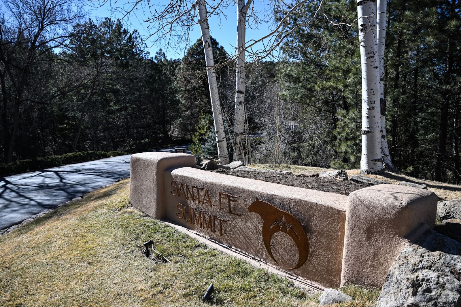 The entrance to the Santa Fe Summit neighborhood where Gene Hackman lived | Source: Getty Images