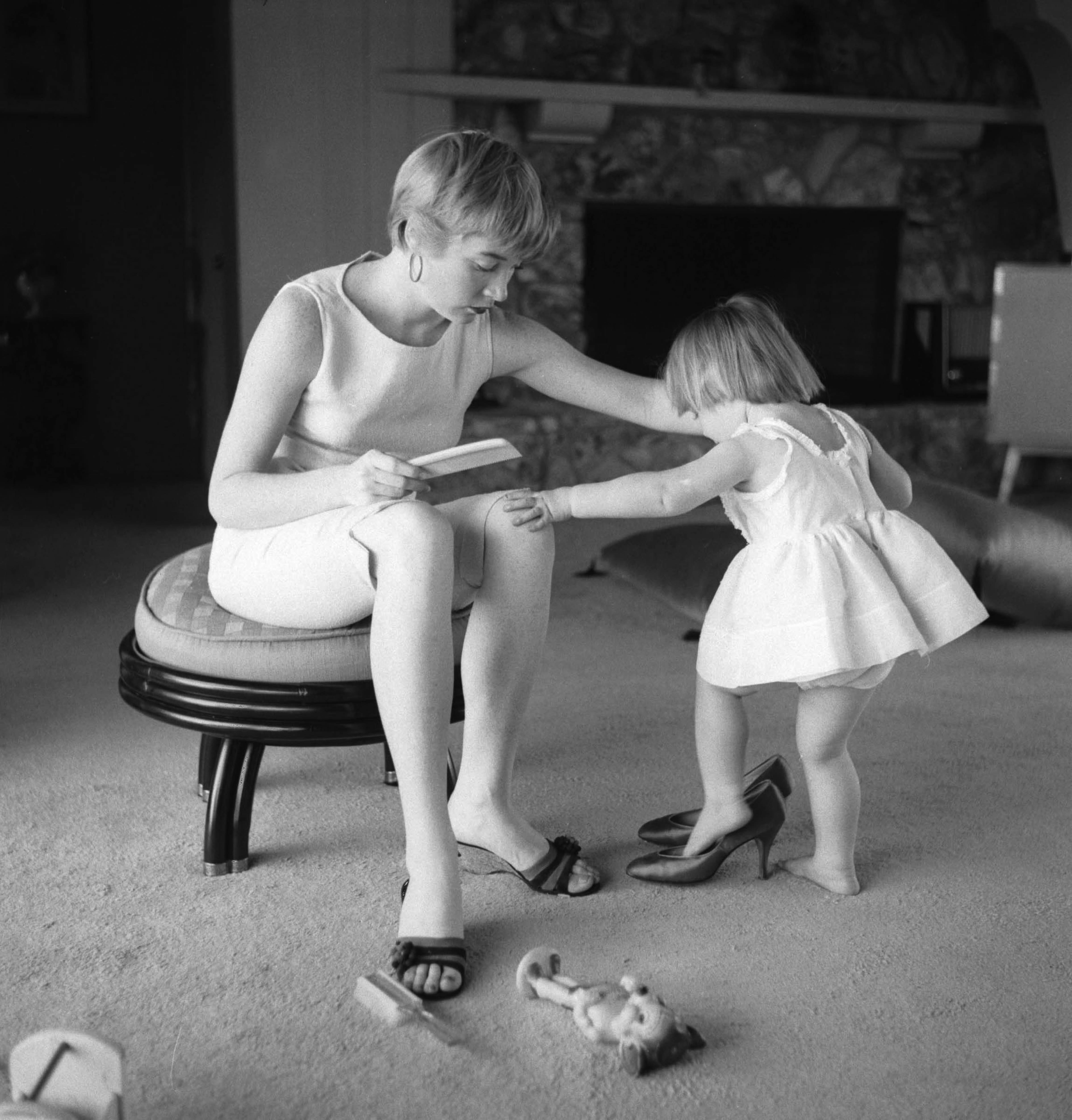 Shirley MacLaine and her daughter Sachi Parker aka Stephanie Sachiko "Sachi" Parker in circa 1959. | Source: Getty Images