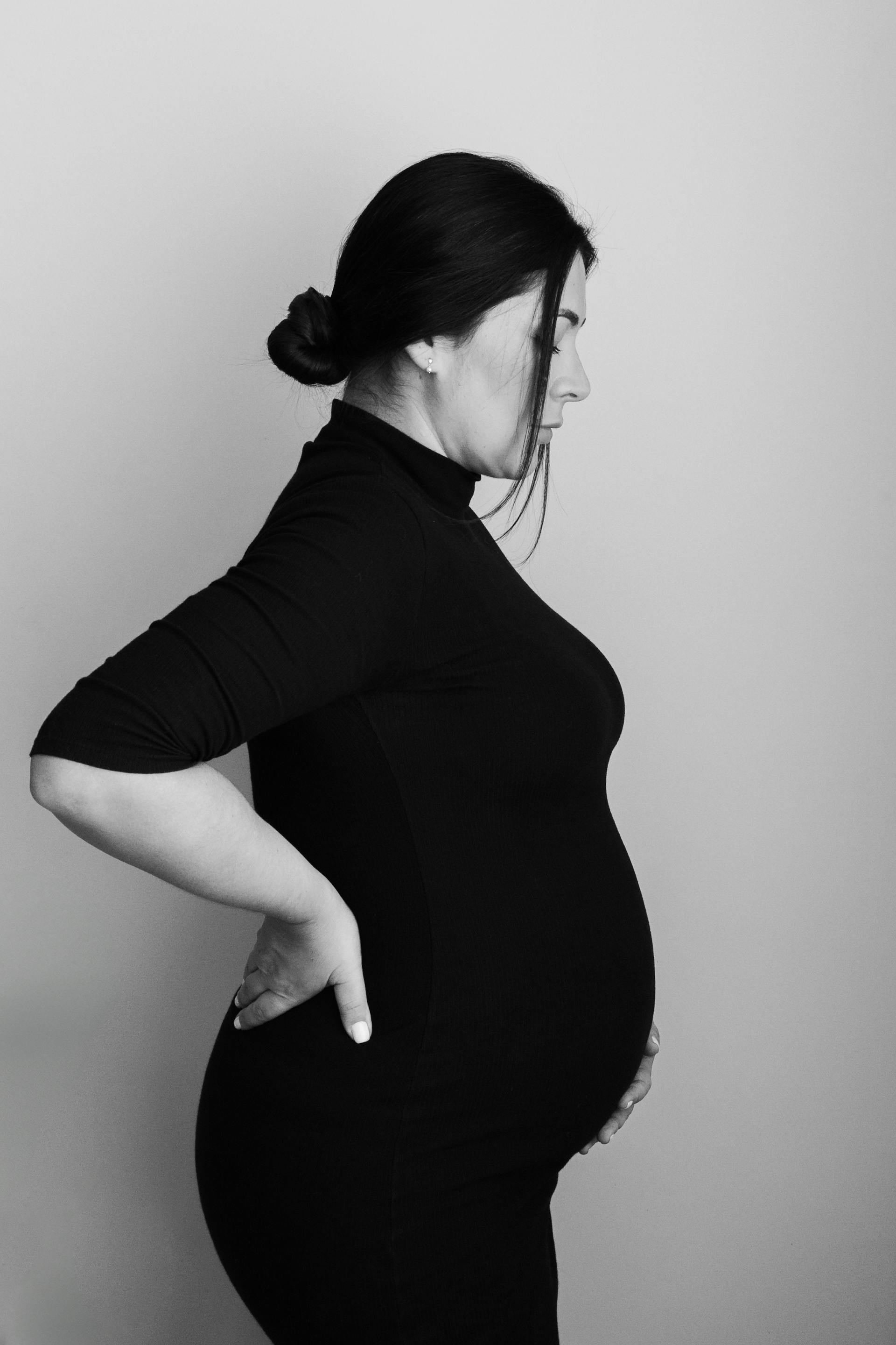 A monochrome photo of a pregnant woman | Source: Pexels