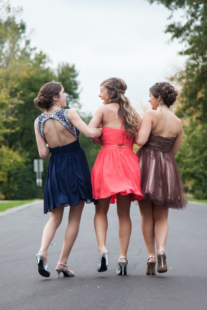 Suddenly, he came across three young women who were nicely dressed and wearing high heels. | Photo: Unsplash