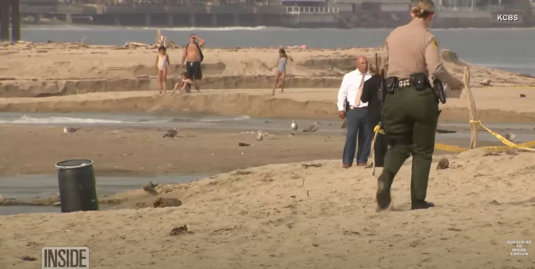 Ein Fass mit der Leiche eines schwarzen Mannes wurde am 31. Juli 2023 am Malibu Lagoon State Beach angespült und löste eine polizeiliche Untersuchung aus | Quelle: YouTube/Inside Edition