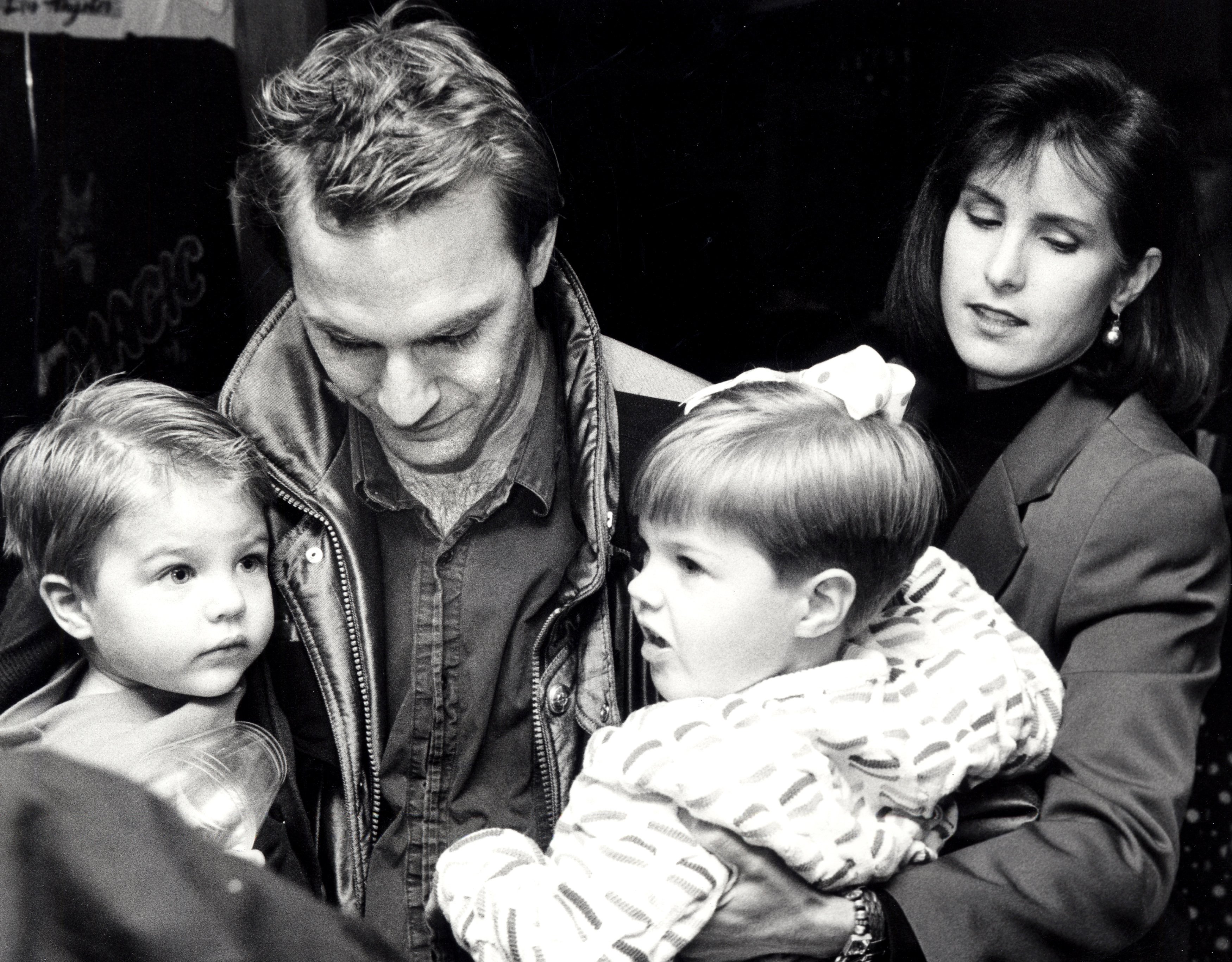 Kevin, Cindy, Joe and daughter Lily Costner on March 14, 1990 | Source: Getty Images