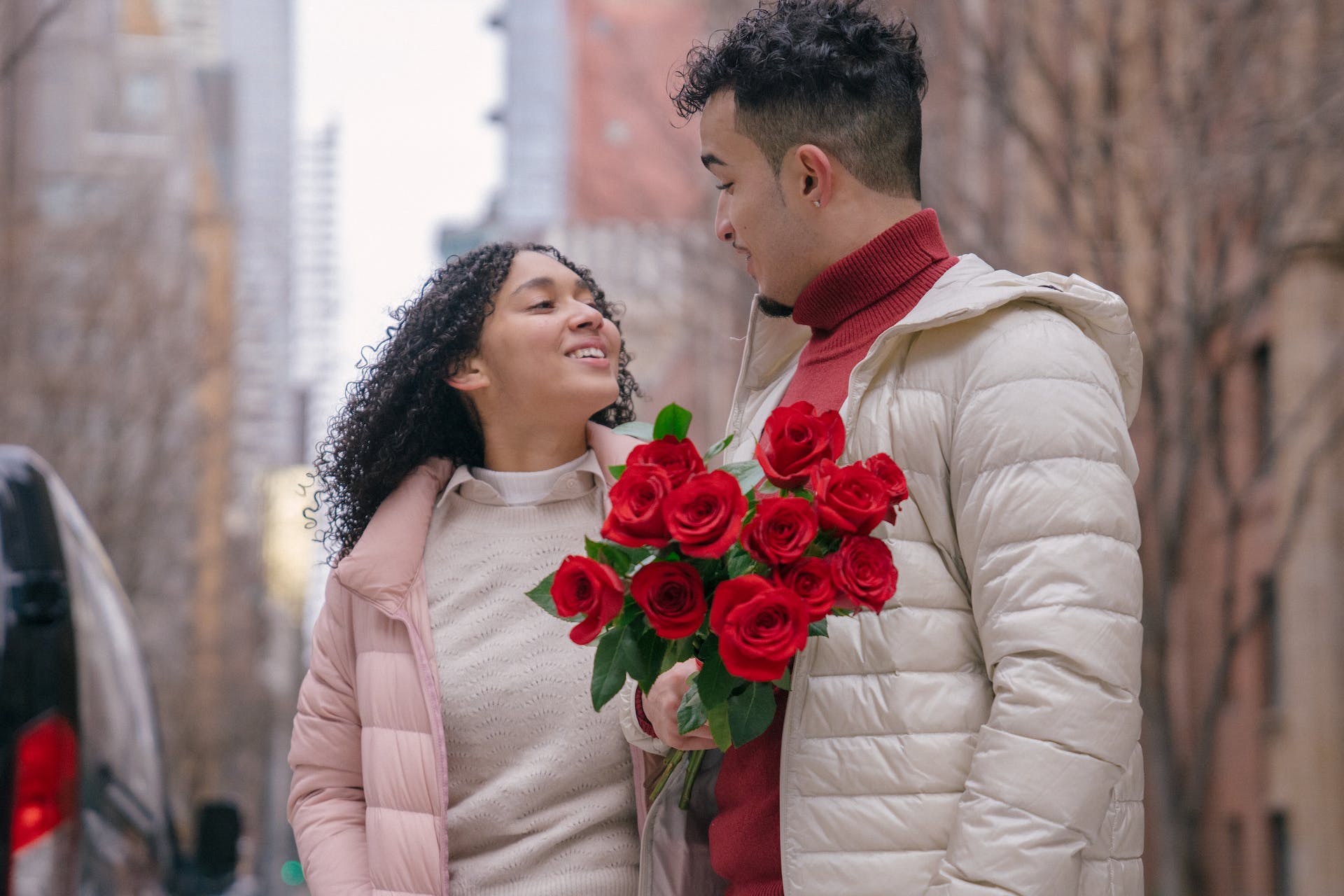Man holding red roses for his lover | Source: Pexels